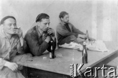 1952, Dżezkazgan, Karagandyjska obł., Kazachska SRR, ZSRR.
Więźniowie przy kopalni Rudnik-Dżezkazgan siedzą przy stole. Od lewej: NN (Litwin), Tadeusz Biały, NN (Grek).
Fot. NN, zbiory Ośrodka KARTA, udostępnił Tadeusz Biały.
