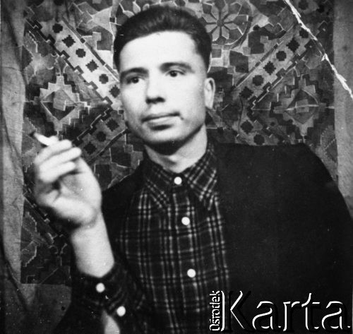 1954, Sośwa, Swierdłowska obł., ZSRR.
Tadeusz Biały na zesłaniu - portret z papierosem.
Fot. NN, zbiory Ośrodka KARTA, udostępnił Tadeusz Biały