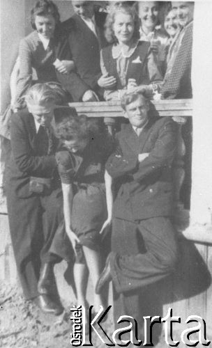 1955, Workuta, Komi ASRR, ZSRR.
Polacy zwolnieni z łagrów, w oczekiwaniu na wyjazd do kraju. Stoi z założonymi rękami: Olgierd Zarzycki, pozostałe osoby nierozpoznane. Podpis na odwrocie: 