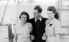 1955, Workuta, Komi ASRR, ZSRR.
Polacy na zesłaniu, stoją od lewej: Janina Zuba, Edward Muszyński, Wanda Kiałka. Podpis na odwrocie: 