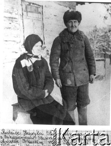 25.01.1953, Sawinowo, Irkucka obł., ZSRR.
Leon i Waleria Stawryłłowie na zesłaniu - mężczyzna w kożuszku i kobieta w waciaku przy drewnianej chałupie. Podpis na odwrocie: 