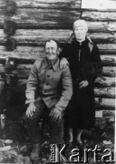 07.09.1952, Sawinowo, Irkucka obł., ZSRR.
Leon i Waleria Stawryłłowie na zesłaniu, przed kupionym od kołchozu domem. Na odwrocie dedykacja: 