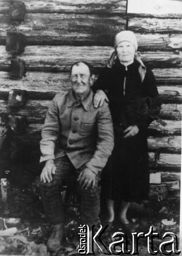 07.09.1952, Sawinowo, Irkucka obł., ZSRR.
Leon i Waleria Stawryłłowie na zesłaniu, przed kupionym od kołchozu domem. Na odwrocie dedykacja: 