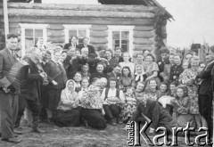 1954, Pawłowsk, Irkucka obł., ZSRR.
Grupa Litwinów świętuje czyjeś zwolnienie na Litwę, na harmonii gra Pietrauskas, a na skrzypcach Dylis. Zdjęcie z 1954 lub 1955 roku.
Fot. NN, zbiory Ośrodka KARTA, udostępnił Ryszard Mackiewicz