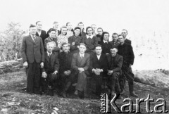 1954, Pawłowsk, Irkucka obł., ZSRR.
Brygady zesłańców zbierające żywicę, na zdjęciu w dniu wolnym od pracy; siedzą od lewej: NN, Biliński, 