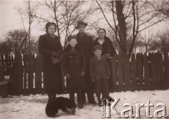 1920-1939, Wileńszczyzna, Polska
Mężczyzna w kapeluszu, dwie młode kobiety, dwóch chłopców i pies na podwórku.
Fot. NN, zbiory Ośrodka KARTA, udostępnił Ryszard Mackiewicz.
