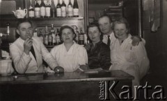 lata 50-te, brak miejsca, Polska
Pracownicy restauracji za barem na tle półek z alkoholem.
Fot. NN, zbiory Ośrodka KARTA, udostępnił Ryszard Mackiewicz.
