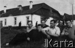 Czerwiec 1955, Workuta, Komi ASRR, ZSRR.
I Kapitalna. Pierwszy od lewej: Wasilewski (imię nieznane), pierwszy od prawej: Eryk Barcz (vel Lech Kożuchowski).
Fot. NN, zbiory Ośrodka KARTA, udostępnił Eryk Barcz