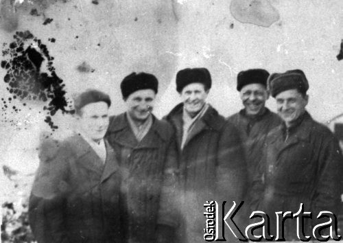 Kwiecień 1955, Workuta, Komi ASRR, ZSRR.
Mężczyźni w futrzanych czapkach. Pierwszy od lewej: Sznajder, czwarty: Wojciechowski.
Fot. NN, zbiory Ośrodka KARTA, udostępnił Eryk Barcz
