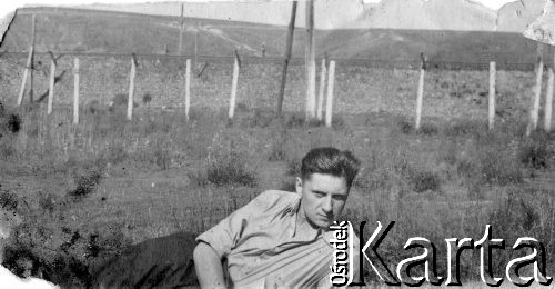 Lipiec 1955, Workuta, Komi ASRR, ZSRR.
Więzień sowieckich łagrów Eryk Barcz, w tle obozowe druty.
Fot. NN, zbiory Ośrodka KARTA, udostępnił Eryk Barcz.
