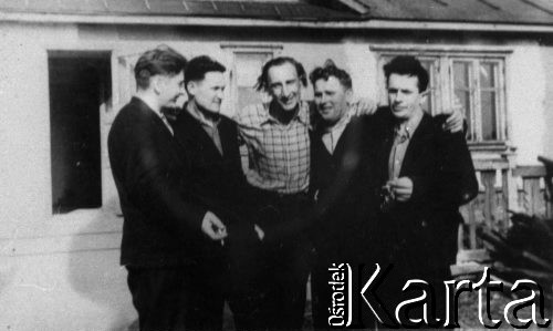 Sierpień 1957, Workuta, Komi ASRR, ZSRR.
Polacy represjonowani w ZSRR. W środku: Wiktor Jagoda.
Fot. NN, zbiory Ośrodka KARTA, udostępnił Eryk Barcz
