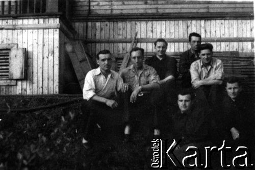 Lipiec 1955, Workuta, Komi ASRR, ZSRR.
Grupa mężczyzn przed drewnianym budynkiem. Drugi od lewej: Wasilewski, drugi od prawej Eryk Barcz (Lech Kożuchowski).
Fot. NN, zbiory Ośrodka KARTA, udostępnił Eryk Barcz