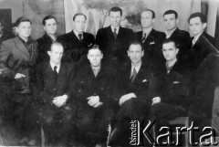 1955, Workuta, Komi ASRR, ZSRR.
Więźniowie łagrów Workuty. Pierwszy od lewej stoi Eryk Barcz, drugi z prawej siedzi Wiktor Jagoda, na zdjęciu także Sitnik, Wojciechowski i Tejwan, pozostali nieznani.
Fot. NN, zbiory Ośrodka KARTA, udostępnił Eryk Barcz.



