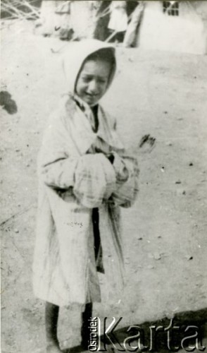 Kwiecień lub maj 1942, Teheran, Iran.
Dziewczynka w łachmanach. Orginalny podpis: 