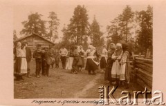 1925, Polesie, Polska
Grupa tańczących osób, z lewej stoją dwaj muzykanci z instrumentami, podpis pod zdjęciem 