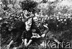 1932, Białystok, woj. białostockie, Polska
Zbigniew Malisz, Halina Malisz (później Karny) z rodzicami.
Fot. NN, zbiory Ośrodka KARTA, udostępniła Halina Karny