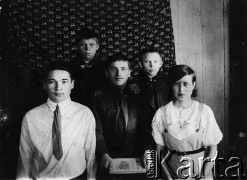 Marzec 1941 Aleksandrowka, Kazachstan, ZSRR
Nauczycielka i komsomolcy ze szkoły do której uczęszczał Jan Stanisław Tumiłowicz; od lewej: Sasza, NN, Sierioża, NN, nauczycielka Masza, cyt. 