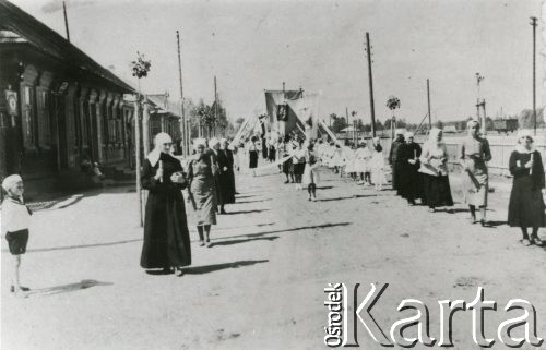 Czerwiec 1938, Hancewicze, pow. Łuniniec, Polesie, Polska
Procesja Bożego Ciała, z lewej stoi Jan Stanisław Tumiłowicz.
Fot. Aleksander Tumiłowicz, zbiory Ośrodka KARTA, udostępnił Jan Stanisław Tumiłowicz.