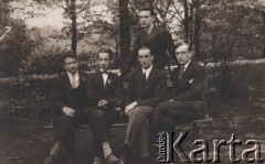 18.06.1926, Ryga, Łotwa
Grupa młodych mężczyzn na ławce w parku, z prawej siedzi Wiktor Najmowicz, podpis na odwrocie: 