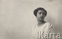 8.08.1921, Poniewież, Litwa
Tola Stejgwiłłówna, portret.
Fot. NN, zbiory Ośrodka KARTA, udostępniła Dorota Cywińska.
 
