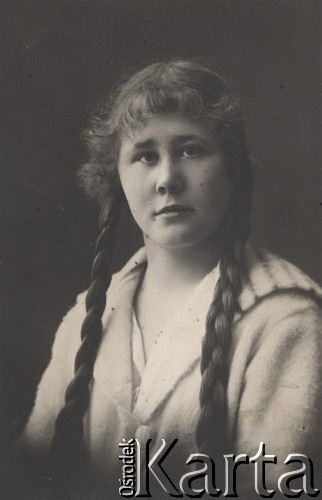 1924, Poniewież, Litwa
Portret młodej kobiety.
Fot. NN, zbiory Ośrodka KARTA, udostępniła Dorota Cywińska.
 
