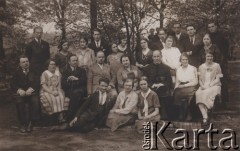 1920-1939, Litwa
Grupa osób w parku.
Fot. NN, zbiory Ośrodka KARTA, udostępniła Dorota Cywińska.
 
