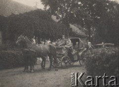 1928, Godzie, powiat Poniewież, Litwa
Bryczka przed dworem rodziny Ciemnołońskich.
Fot. NN, zbiory Ośrodka KARTA, udostępniła Dorota Cywińska.
 
