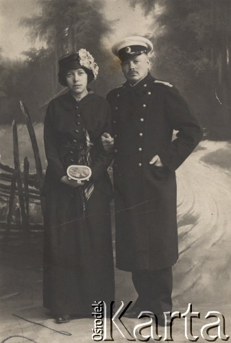 Przed 1914, Rosja
Oficer armii carskiej z żoną.
Fot. NN, zbiory Ośrodka KARTA, udostępniła Dorota Cywińska.
 
