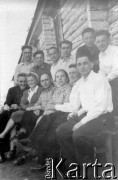 1955, Inta, Komi ASRR, ZSRR.
Polacy, byli więźniowie łagrów, przebywający na zesłaniu w Incie, druga z lewej siedzi Stanisława Gortyńska.
Fot. NN, zbiory Ośrodka KARTA, udostępniła Dorota Cywińska.

