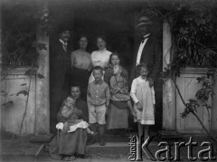 Po 1917, Godzie, Litwa, Rosja
Rodzina Ciemnołońskich po powrocie z Petersburga po rewolucji.
Fot. NN, zbiory Ośrodka KARTA, udostępniła Dorota Cywińska.
 
