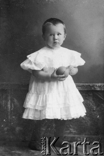 Po 1905, Mitawa [Mitau], Kurlandia, Rosja
Janina Ciemnołońska, córka Elżbiety i Ludwika Ciemnołońskich, właścicieli majątku Godzie.
Fot. Carl Kunert, zbiory Ośrodka KARTA, udostępniła Dorota Cywińska.
 
