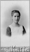 Przed 1914, Petersburg, Rosja
Janina Ciemnołońska, uczennica gimnazjum św. Katarzyny.
Fot. de Wojno-Oransky, zbiory Ośrodka KARTA, udostępniła Dorota Cywińska.
 
