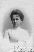 Ok. 1905, Kowno, Rosja
Elżbieta z Borowiczów Ciemnołońska.
Fot. NN, zbiory Ośrodka KARTA, udostępniła Dorota Cywińska.
 
