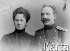 Po 1905, brak miejsca, Rosja
Ludwik Ciemnołoński, w mundurze żołnierza armii carskiej, z żoną Elżbietą z Borowiczów.
Fot. NN, zbiory Ośrodka KARTA, udostępniła Dorota Cywińska.
 
