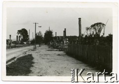 24.07.1944, Zwierzyniec, Zamojszczyzna, Polska.
Pozostałości domów zniszczonych podczas pacyfikacji lub przejścia frontu. W głębi widoczny samolot radziecki Po-2, tzw. kukuruźnik.
Fot. Marian i Stefan Borowiec, zbiory Fundacji Ośrodka KARTA