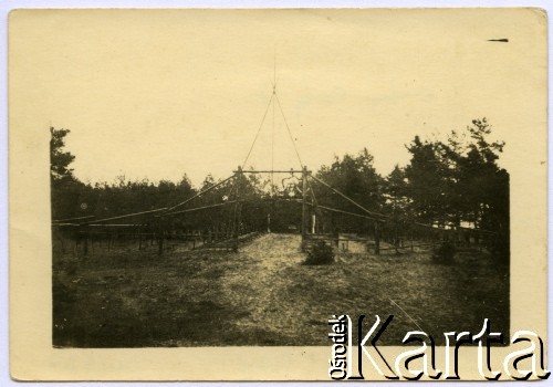 1947, Osuchy Lubelskie, Polska.
Brama cmentarza partyzantów, poległych w bitwie pod Osuchami w czerwcu 1944.
Fot.  Marian i Stefan Borowiec, zbiory Fundacji Ośrodka KARTA