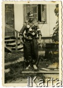 Ok. 1944, miejsce nieznane, Zamojszczyzna, Polska.
Żołnierz Armii Krajowej Jurek Zubrzycki. Zdjęcie wykonane prawdopodobnie w czasie działań partyzanckich na Zamojszczyźnie.
Fot. Marian i Stefan Borowiec, zbiory Fundacji Ośrodka KARTA