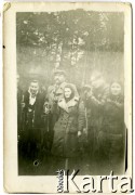 Ok. 1944, miejsce nieznane, Zamojszczyzna, Polska.
Fotografia wykonana w czasie działań partyzanckich na Zamojszczyźnie - grupa ludzi z bronią.
Fot. Marian i Stefan Borowiec, zbiory Fundacji Ośrodka KARTA