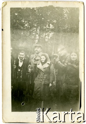 Ok. 1944, miejsce nieznane, Zamojszczyzna, Polska.
Fotografia wykonana w czasie działań partyzanckich na Zamojszczyźnie - grupa ludzi z bronią.
Fot. Marian i Stefan Borowiec, zbiory Fundacji Ośrodka KARTA