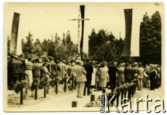 06.1957, Osuchy Lubelskie, Polska.
Msza polowa na cmentarzu  partyzantów, poległych w czerwcu 1944 w bitwie pod Osuchami.
Fot. Marian i Stefan Borowiec, zbiory Fundacji Ośrodka KARTA