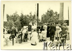 06.1957, Osuchy Lubelskie, Polska.
Msza polowa na cmentarzu partyzantów, poległych w czerwcu 1944 w bitwie pod Osuchami.
Fot. Marian i Stefan Borowiec, zbiory Fundacji Ośrodka KARTA