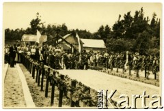 06.1957, Osuchy Lubelskie, Polska.
Uroczystości na cmentarzu partyzantów, poległych w czerwcu 1944 w bitwie pod Osuchami.
Fot. Marian i Stefan Borowiec, zbiory Fundacji Ośrodka KARTA