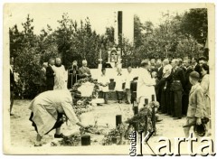 06.1957, Osuchy Lubelskie, Polska.
Uroczystości na cmentarzu partyzantów, poległych w czerwcu 1944 w bitwie pod Osuchami.
Fot. Marian i Stefan Borowiec, zbiory Fundacji Ośrodka KARTA