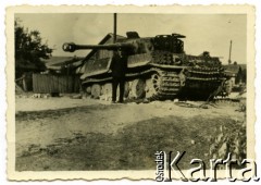 1944, miejsce nieznane, Zamojszczyzna, Polska.
Mężczyzna stojący obok zniszczonego czołgu niemieckiego 