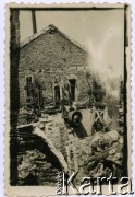 Ok. 1944, miejsce nieznane, Zamojszczyzna, Polska.
Zniszczona fabryka. Zdjęcie wykonane prawdopodobnie w czasie działań partyzanckich na Zamojszczyźnie.
Fot. Marian i Stefan Borowiec, zbiory Fundacji Ośrodka KARTA