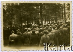 Ok. 1944, miejsce nieznane, Zamojszczyzna, Polska.
Msza polowa dla partyzantów.
Fot. Marian i Stefan Borowiec, zbiory Fundacji Ośrodka KARTA