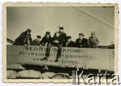 Ok. 1944, miejsce nieznane, Zamojszczyzna, Polska.
Partyzanci na platformie wagonu kolejowego, z boku widoczny napis: 