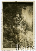 Ok. 1944, miejsce nieznane, Zamojszczyzna, Polska.
Partyzant na Zamojszczyźnie.
Fot. Marian i Stefan Borowiec, zbiory Fundacji Ośrodka KARTA