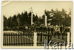 06.1957, Osuchy Lubelskie, Polska.
Uroczystości na cmentarzu partyzantów, poległych w czerwcu 1944 w bitwie pod Osuchami.
Fot. Marian i Stefan Borowiec, zbiory Fundacji Ośrodka KARTA