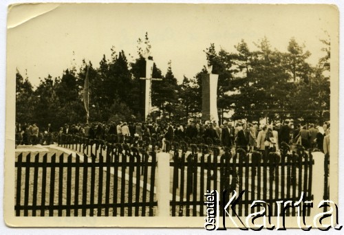 06.1957, Osuchy Lubelskie, Polska.
Uroczystości na cmentarzu partyzantów, poległych w czerwcu 1944 w bitwie pod Osuchami.
Fot. Marian i Stefan Borowiec, zbiory Fundacji Ośrodka KARTA